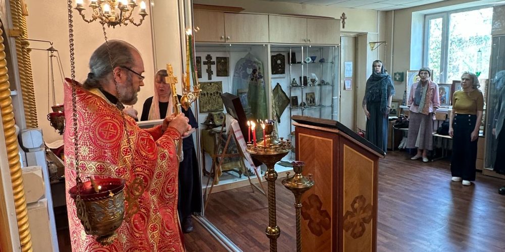 Клирик храма святых мучеников Адриана и Наталии в Бабушкине совершил Литургию в домовом храме института Славянской Культуры