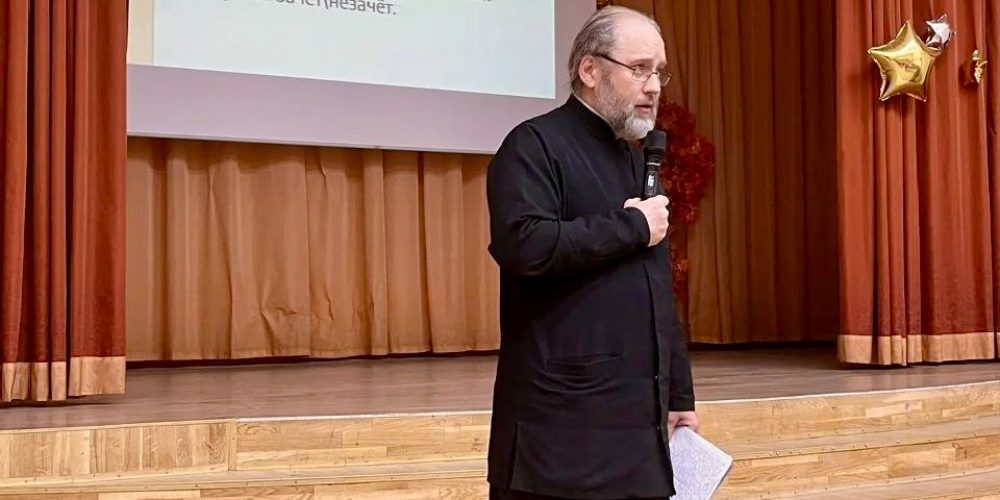 Клирик храма святых мучеников Адриана и Наталии в Бабушкине принял участие в родительском собрании школы №1537 и рассказал про модули предметной области ОРКСЭ