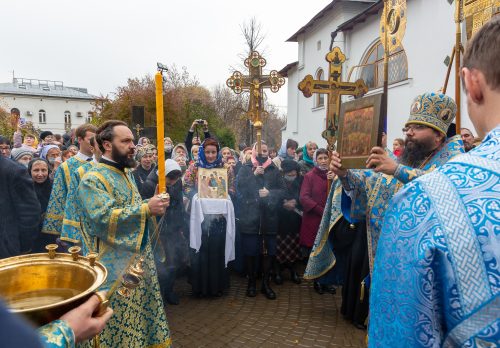 Архиепископ Егорьевский Матфей совершил Божественную литургию в храме Покрова Пресвятой Богородицы в Медведкове.