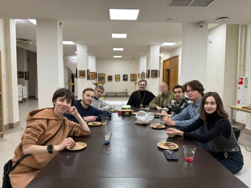 Участник молодежного кружка храма святых равноапостольных Мефодия и Кирилла в Ростокине рассказал ровесникам, как защищают Родину в зоне СВО