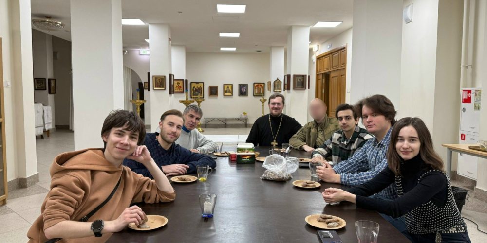 Участник молодежного кружка храма святых равноапостольных Мефодия и Кирилла в Ростокине рассказал ровесникам, как защищают Родину в зоне СВО