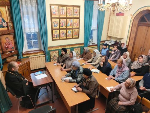 В храме святых мучеников Адриана и Наталии в Бабушкине прошел семинар для работников свечных лавок храмов Сергиевского благочиния