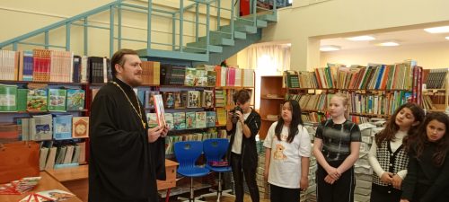Клирик храма святых равноапостольных Мефодия и Кирилла в Ростокине посетил праздник в школе №1499 имени И.А.Докукина честь славянской письменности