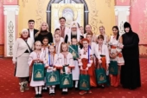 Предстоятель Русской Церкви встретился с юными паломниками с Украины