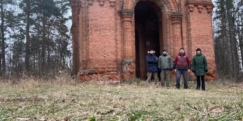 Молодежный актив храма святителя Макария (Невского), митрополита Московского и Коломенского, в Бутырском совершили поездку для расчистки заброшенных храмов Подмосковья