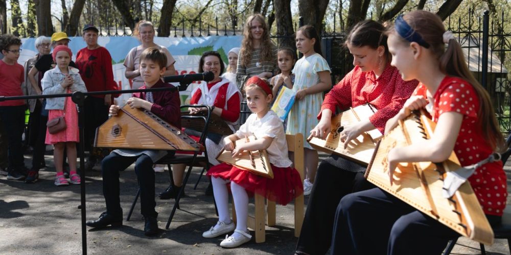 Спектакль по «Волшебнику Изумрудного города», выступление юных гусляров, миссионерские столы — в храме Покрова Пресвятой Богородицы в Медведкове отметили Пасху Христову