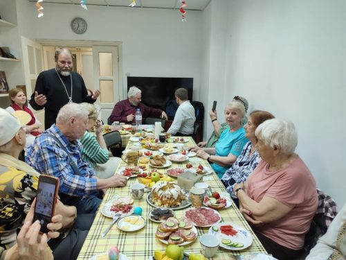 Клирик храма Живоначальной Троицы в Останкино поздравил с Пасхой членов Марфинского отделения общества инвалидов