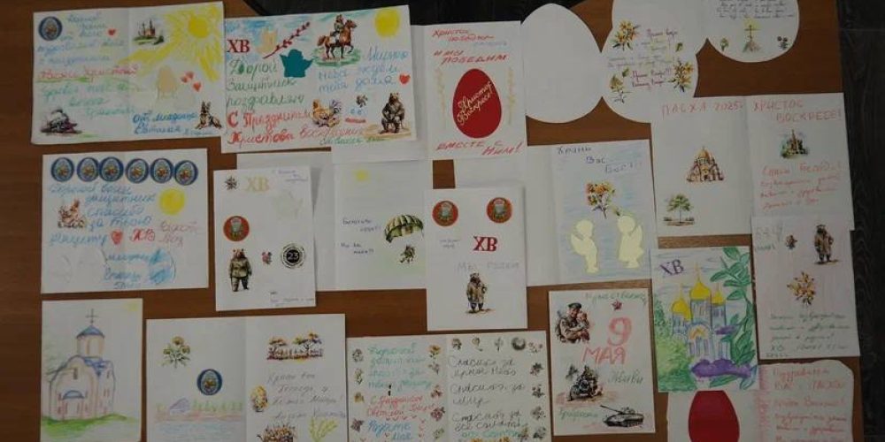 В храме преподобного Сергия Радонежского в Бибиреве был организован мастер-класс по изготовлению праздничных открыток для отправки в зону СВО