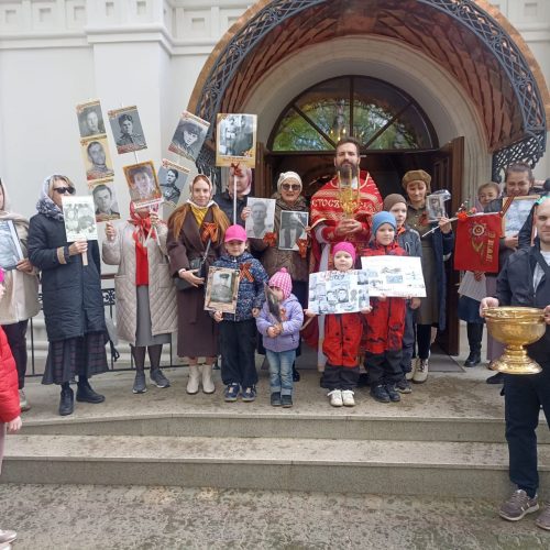 В День Победы прихожане храма Ризоположения в Леонове прошли крестным ходом с портретами родных, а также посетили хоспис «Ростокино»