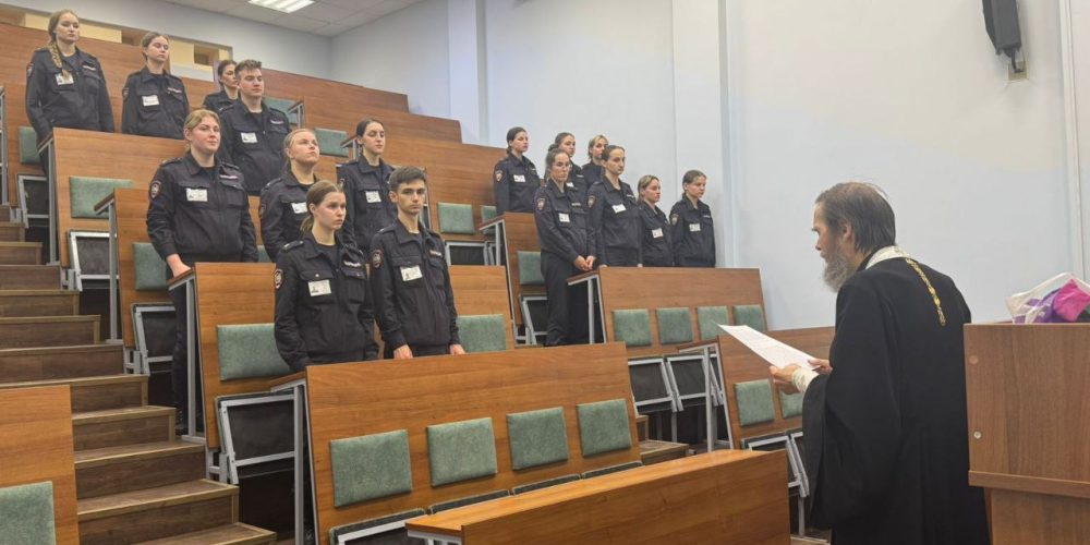 Клирик храма Благовещения Пресвятой Богородицы в Раеве совершил молебен в Московском университете МВД России имени В.Я. Кикотя