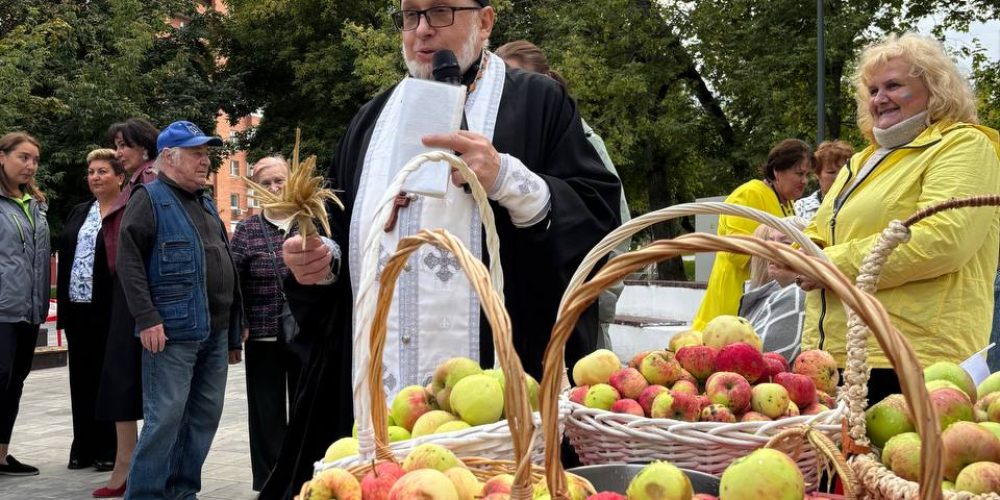 Клирик храма святых мучениц Веры, Надежды, Любови и Софии на Миусском кладбище стал участником мероприятия «Яблочный Спас» в районе Марьина Роща