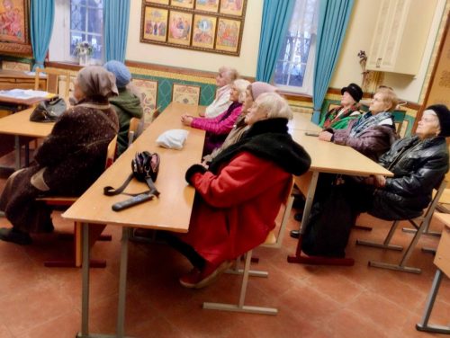 В рамках программы «Московское долголетие» при храме святых мучеников Адриана и Наталии в Бабушкине прошла очередная встреча членов Киноклуба