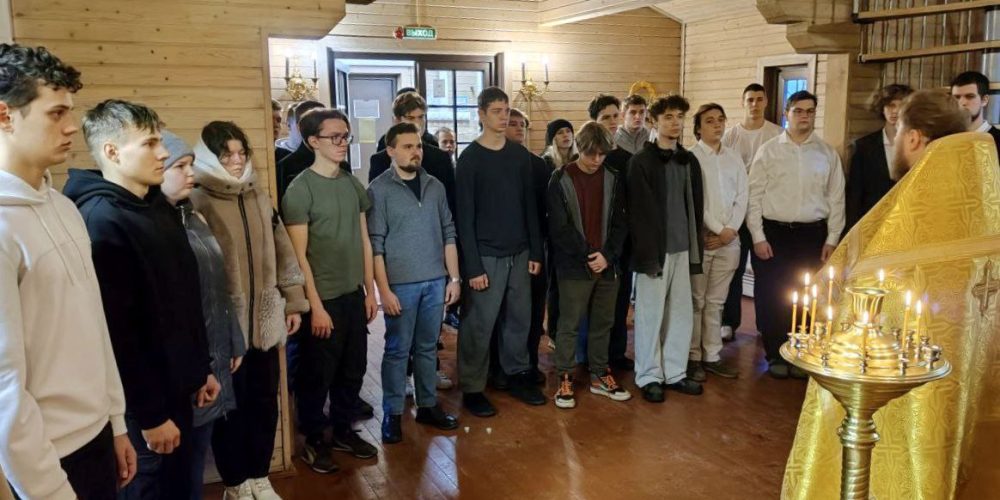 Клирик храма Казанской иконы Божией Матери в Лосиноостровской совершил молебен для преподавателей и студентов НИУ МГСУ