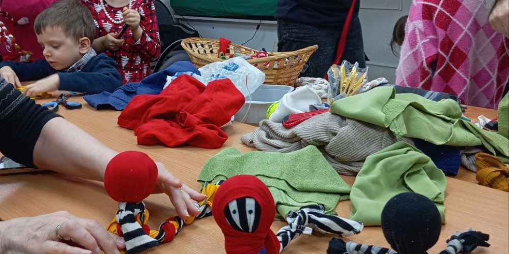 В воскресной школе храма святителя Макария (Невского) прошел семейный благотворительный мастер-класс по плетению игрушек для собак для приюта «Дубовая роща»