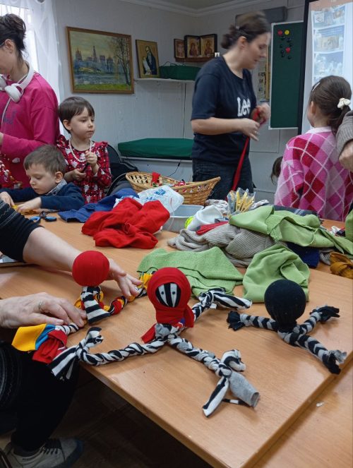 В воскресной школе храма святителя Макария (Невского) прошел семейный благотворительный мастер-класс по плетению игрушек для собак для приюта «Дубовая роща»