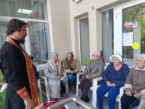 В Пасхальные дни клирик храма Живоначальной Троицы, Патриаршего подворья в Усадьбе Свиблово г. Москвы, иерей Олег Елисеев, посетил пожилых людей в социальном учреждении»Вторая молодость»