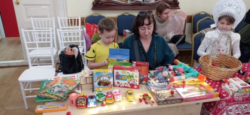 В воскресной школе «Сретение» храма Живоначальной Троицы в Усадьбе Свиблово прошла благотворительная Рождественская ярмарка