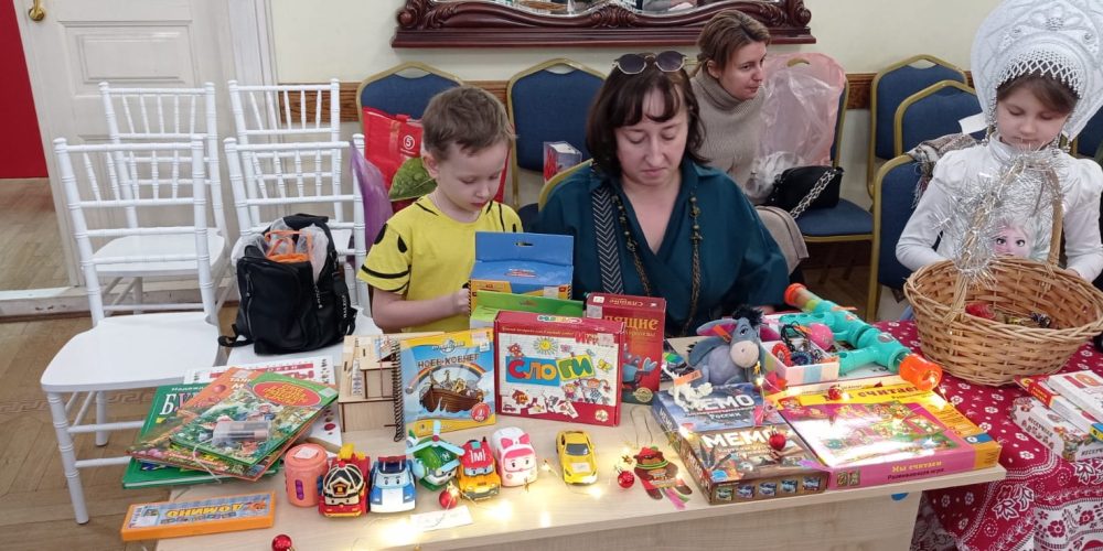 В воскресной школе «Сретение» храма Живоначальной Троицы в Усадьбе Свиблово прошла благотворительная Рождественская ярмарка