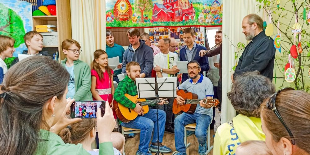 Праздничные мероприятия в храме святых мучеников Адриана и Наталии в Бабушкине в честь недели жён-мироносиц и Победы в ВОВ