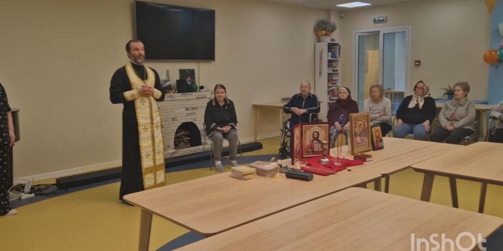 Клирик храма преподобного Сергия Радонежского в Бибиреве посетил пансионат для людей старшего поколения «Опека»
