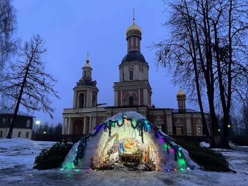 Митрополит Арсений совершил молодёжную Божественную литургию в храме Живоначальной Троицы в Усадьбе Свиблово