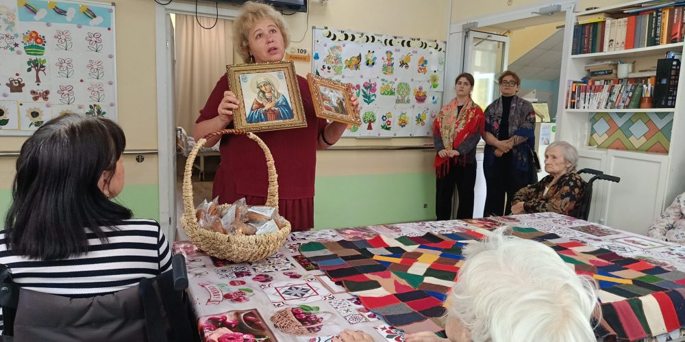 Волонтеры храма Живоначальной Троицы в усадьбе Свиблово посетили проживающих в центре для пожилых людей «Вторая молодость»