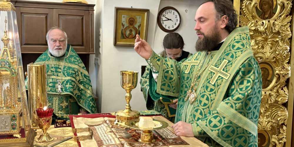 Митрополит Арсений совершил Литургию в храме Живоначальной Троицы в усадьбе Свиблово