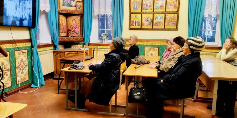 В рамках программы «Московское долголетие» при храме святых мучеников Адриана и Наталии в Бабушкине прошла очередная встреча членов Киноклуба