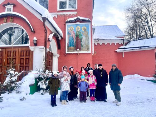 Дети из центра поддержки семьи и детства «Отрадное» стали гостями храма святых мучеников Адриана и Наталии в Бабушкине и посмотрели представление в воскресной школе