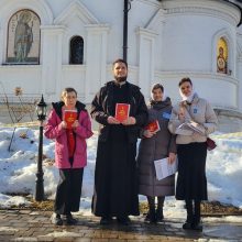 Учащиеся просветительских курсов при храме святого благоверного князя Димитрия Донского в Раеве провели уличную миссию