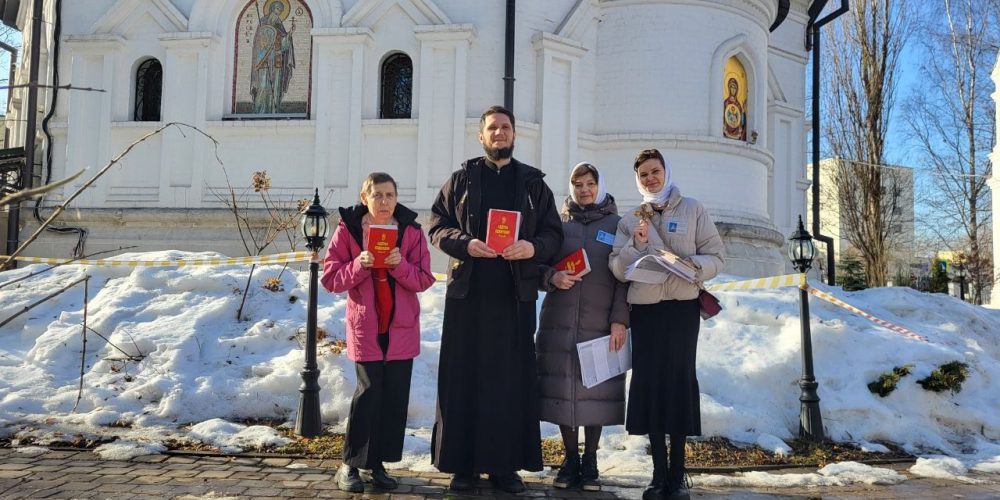 Учащиеся просветительских курсов при храме святого благоверного князя Димитрия Донского в Раеве провели уличную миссию