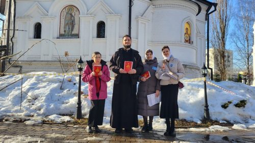 Учащиеся просветительских курсов при храме святого благоверного князя Димитрия Донского в Раеве провели уличную миссию