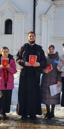 Учащиеся просветительских курсов при храме святого благоверного князя Димитрия Донского в Раеве провели уличную миссию