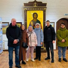 Гости в выставочном центре «Наследие Русского Севера» при храме преподобного Серафима Саровского в Раеве