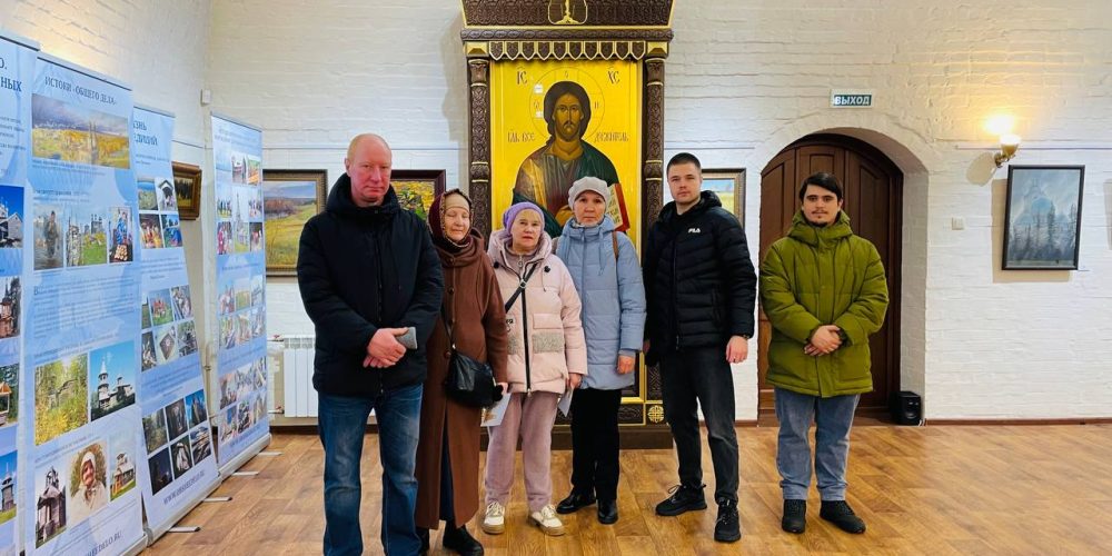 Гости в выставочном центре «Наследие Русского Севера» при храме преподобного Серафима Саровского в Раеве