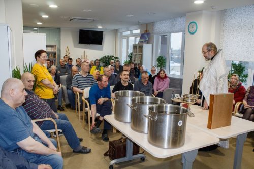 Клирик храма святых мучеников Адриана и Наталии в Бабушкине совершил чин Великого освящения воды в социальном доме «Ярославский»