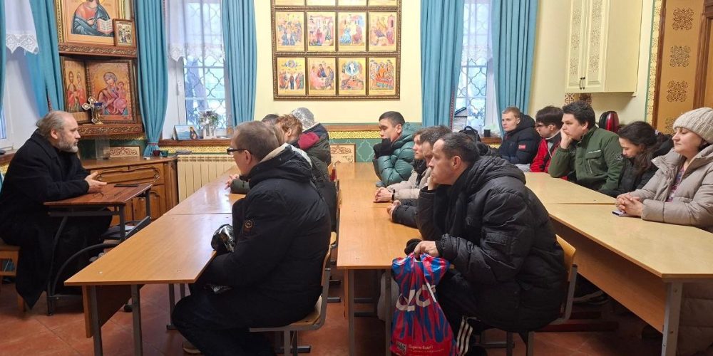 Храм святых мучеников Адриана и Наталии в Бабушкине посетили гости из социального дома «Ярославский»