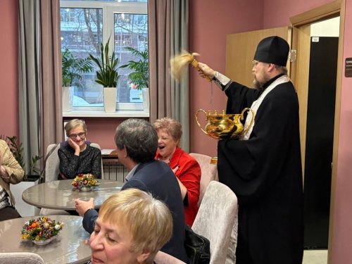 Клирик храма святых равноапостольных Мефодия и Кирилла в Ростокине встретился с подопечными Центра московского долголетия «Ростокино»