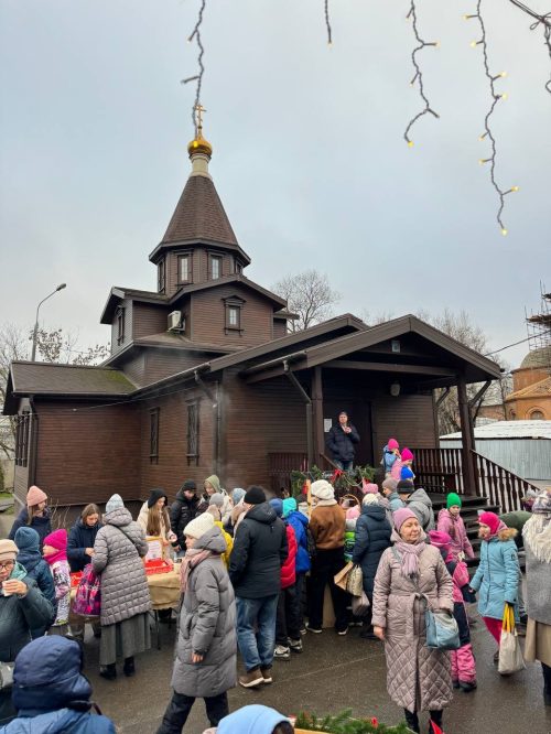 В храме иконы Божией Матери «Отрада и Утешение» в Ярославском прошла благотворительная Рождественская ярмарка