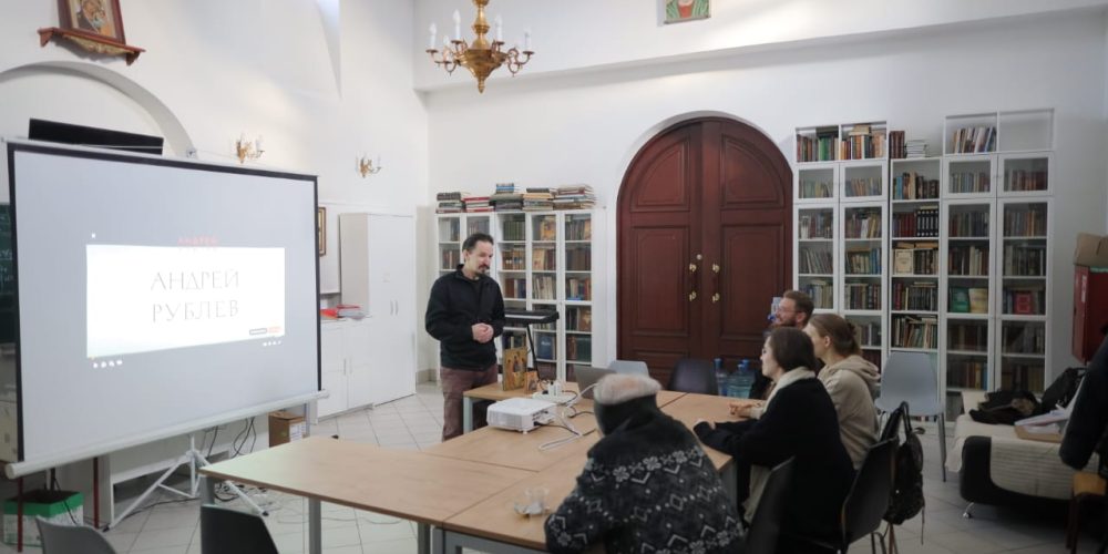 О творчестве в жизни христианина поговорили на встрече с режиссером в храме иконы Божией Матери «Неопалимая Купина» в Отрадном