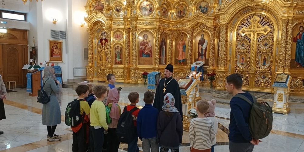 Воскресная школа храма святых равноапостольных Мефодия и Кирилла в Ростокине принимала маленьких гостей — первоклассников Школы №950 из Отрадного