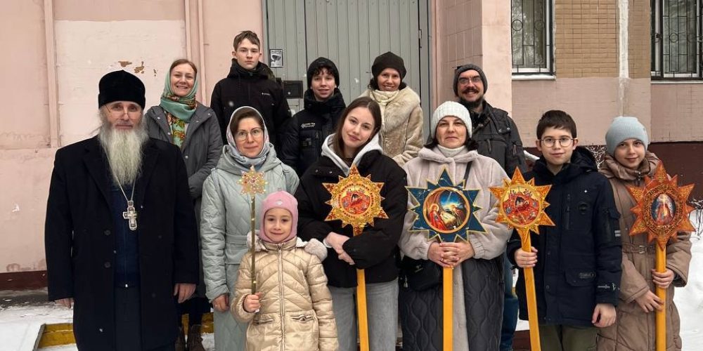 Дети и родители «Семейного клуба» храма святых мучеников Адриана и Наталии в Бабушкине обошли и поздравили с Рождеством Христовым тяжелоболящих прихожан храма