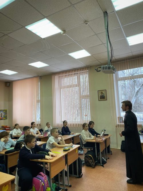 Клирик храма иконы Божией Матери «Отрада и Утешение» в Ярославском провел урок для четвероклассников школы №760