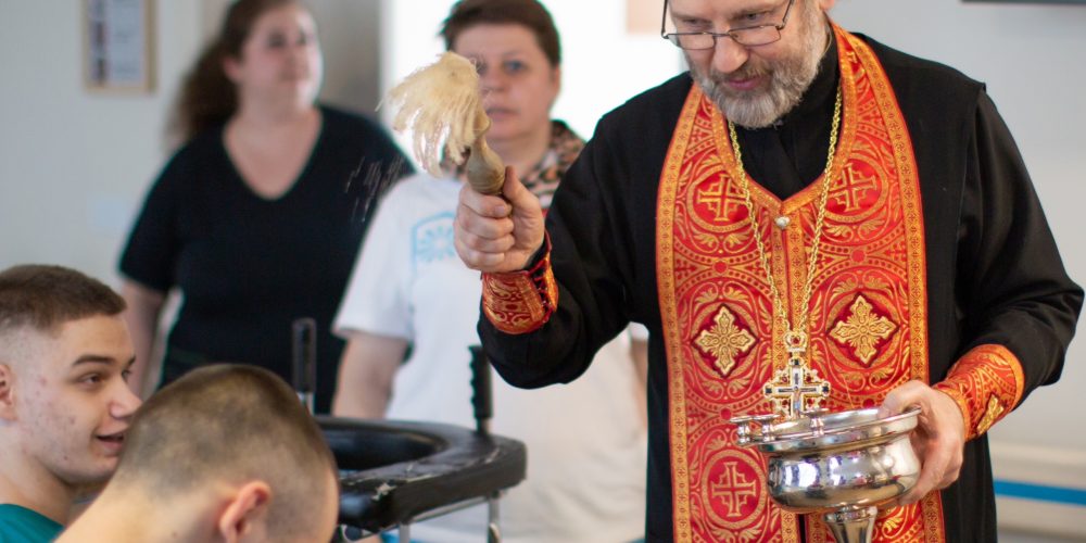 Клирик храма святых мучеников Адриана и Наталии в Бабушкине поздравил с Пасхой жителей социального дома «Ярославский»