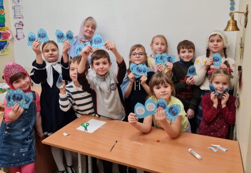 Воспитанники воскресной школы при храме святителя Николая Мирликийского в Отрадном подготовили письма для отправки на передовую