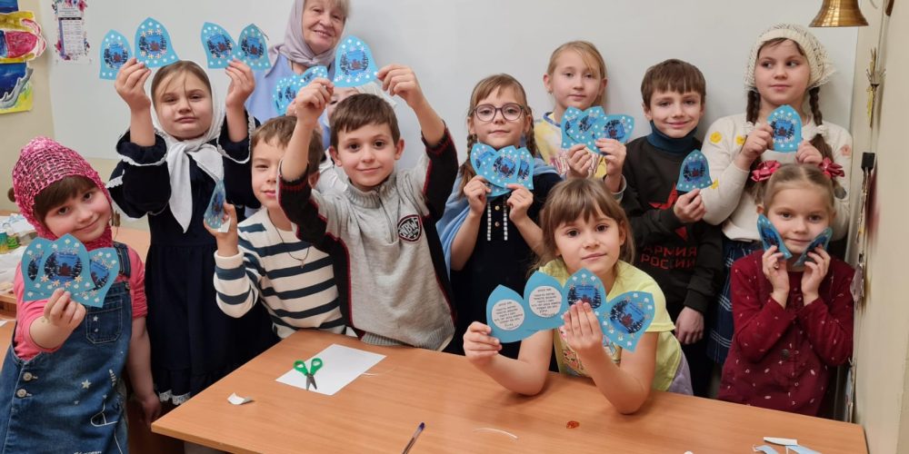 Воспитанники воскресной школы при храме святителя Николая Мирликийского в Отрадном подготовили письма для отправки на передовую