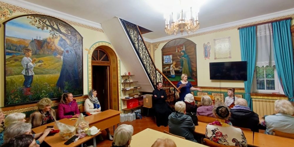 Музыкальный вечер-лекция в рамках программы «Московское долголетие» прошел в храме святых мучеников Адриана и Наталии в Бабушки