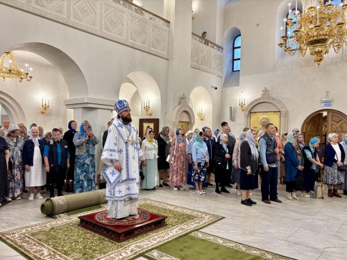 Митрополит Арсений возглавил Литургию в день престольного праздника храма Казанской иконы Божией матери в Лосиноостровской