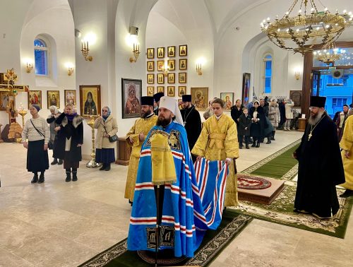 В неделю святых праотец митрополит Арсений совершил Божественную Литургию в храме Живоначальной Троицы при бывшем приюте Бахрушиных