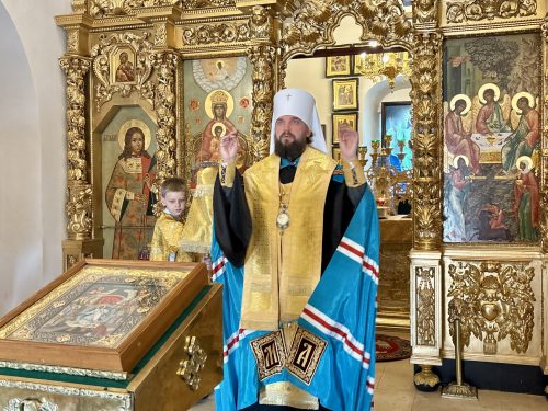 Накануне Недели 7-й по Пятидесятнице митрополит Арсений возглавил всенощное бдение в храме Живоначальной Троицы в усадьбе Свиблово